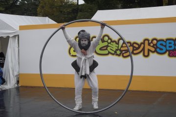 Aime Morales готов выполнить полное вращение внутри своего большого колеса, во время предыдущего проведения Daigogei